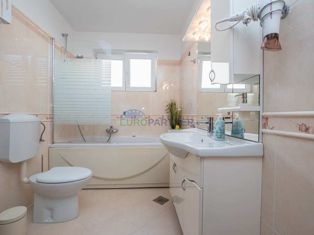 Poreč, appartamento di 90m2 con vista mare! 700m dal mare