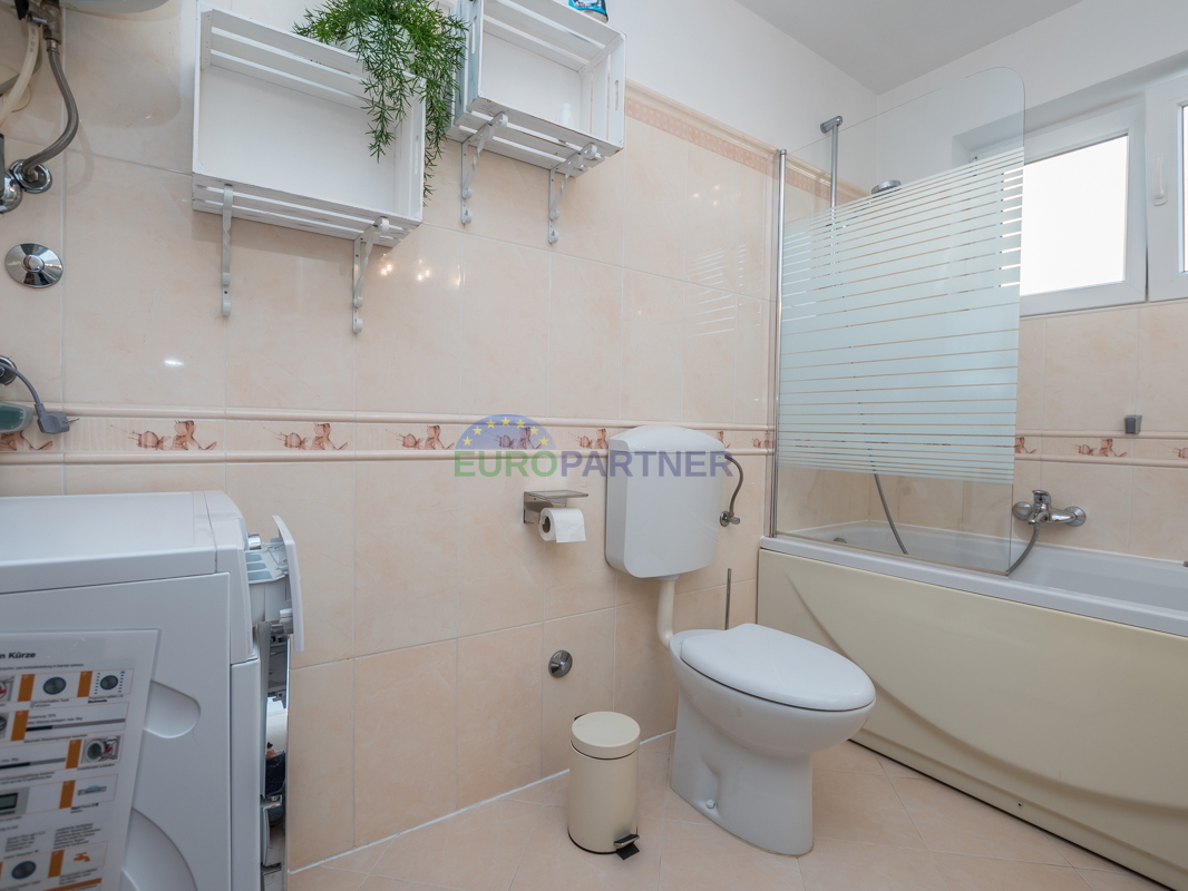 Poreč, appartamento di 90m2 con vista mare! 700m dal mare