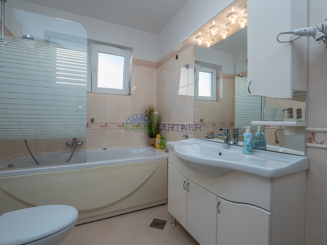 Poreč, appartamento di 90m2 con vista mare! 700m dal mare