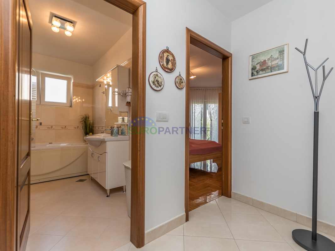Poreč, appartamento di 90m2 con vista mare! 700m dal mare