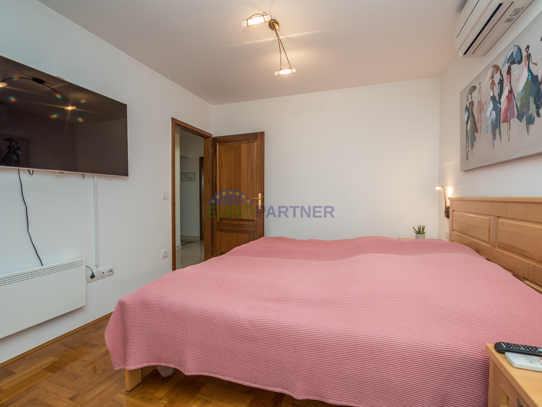 Poreč, appartamento di 90m2 con vista mare! 700m dal mare