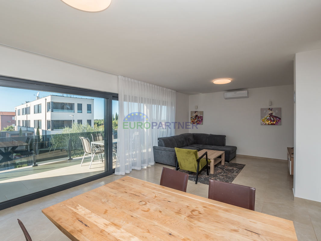 Novigrad – möblierte Wohnung mit Meerblick