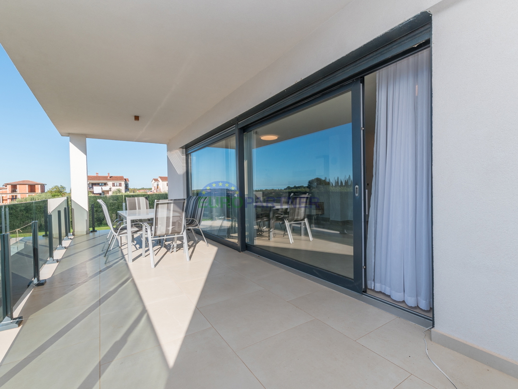 Novigrad – möblierte Wohnung mit Meerblick