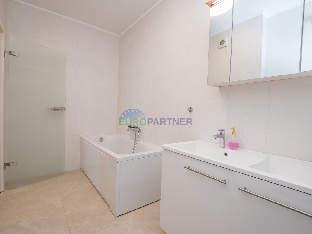 Novigrad – möblierte Wohnung mit Meerblick