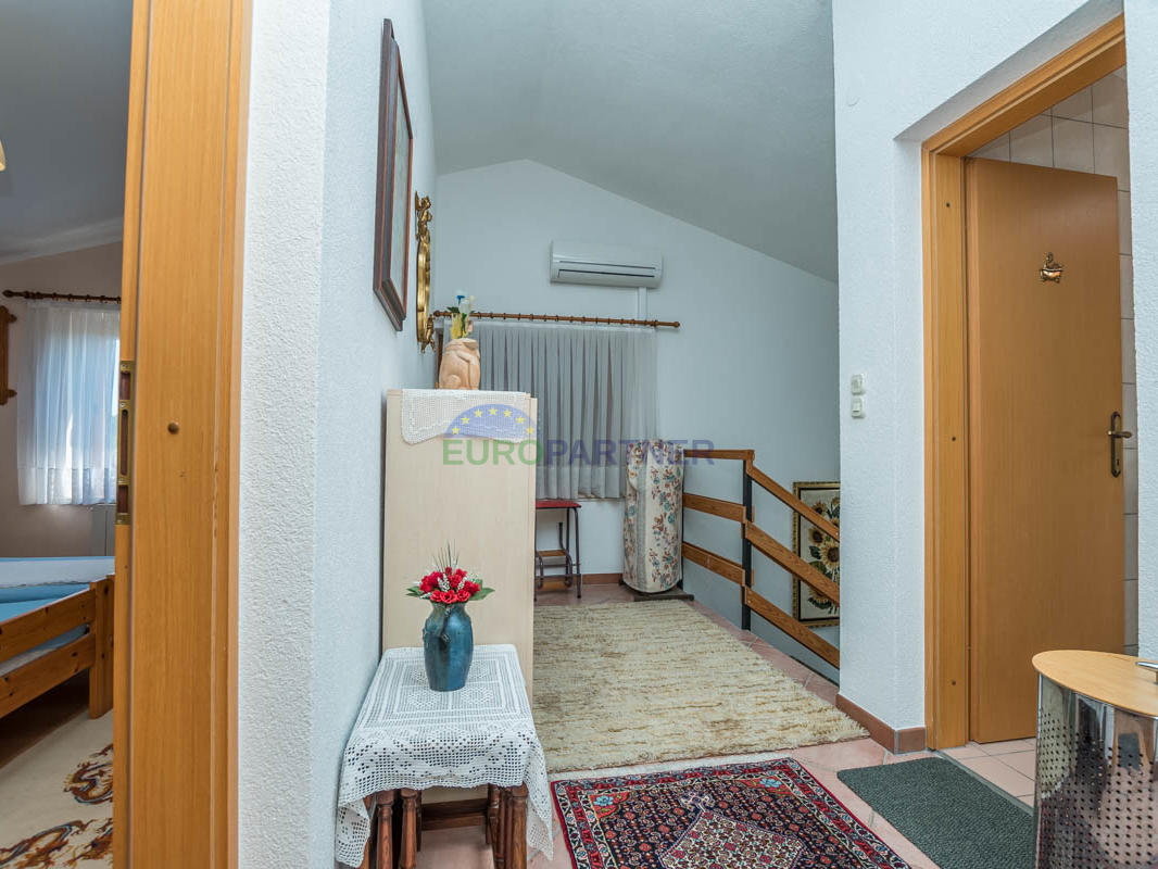 Novigrada, Samostojeća kuća sa tri stana