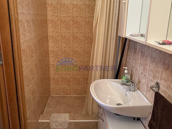 Freistehendes Haus mit Einliegerwohnung und Meerblick, Poreč, Istrien