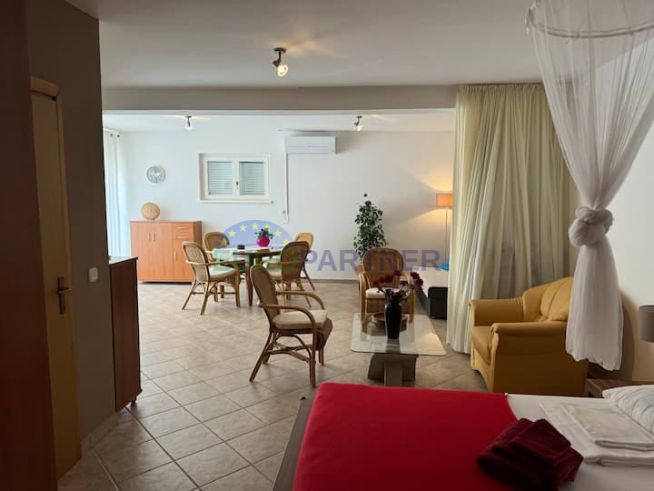 Freistehendes Haus mit Einliegerwohnung und Meerblick, Poreč, Istrien