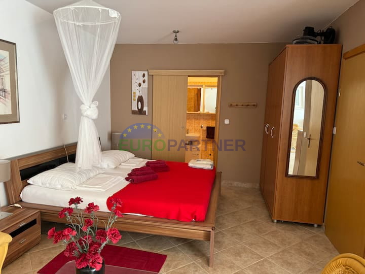 Freistehendes Haus mit Einliegerwohnung und Meerblick, Poreč, Istrien