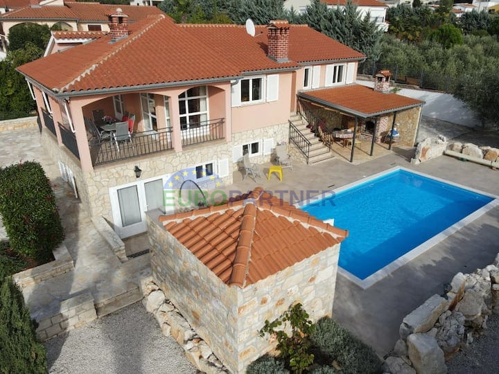 Freistehendes Haus mit Einliegerwohnung und Meerblick, Poreč, Istrien