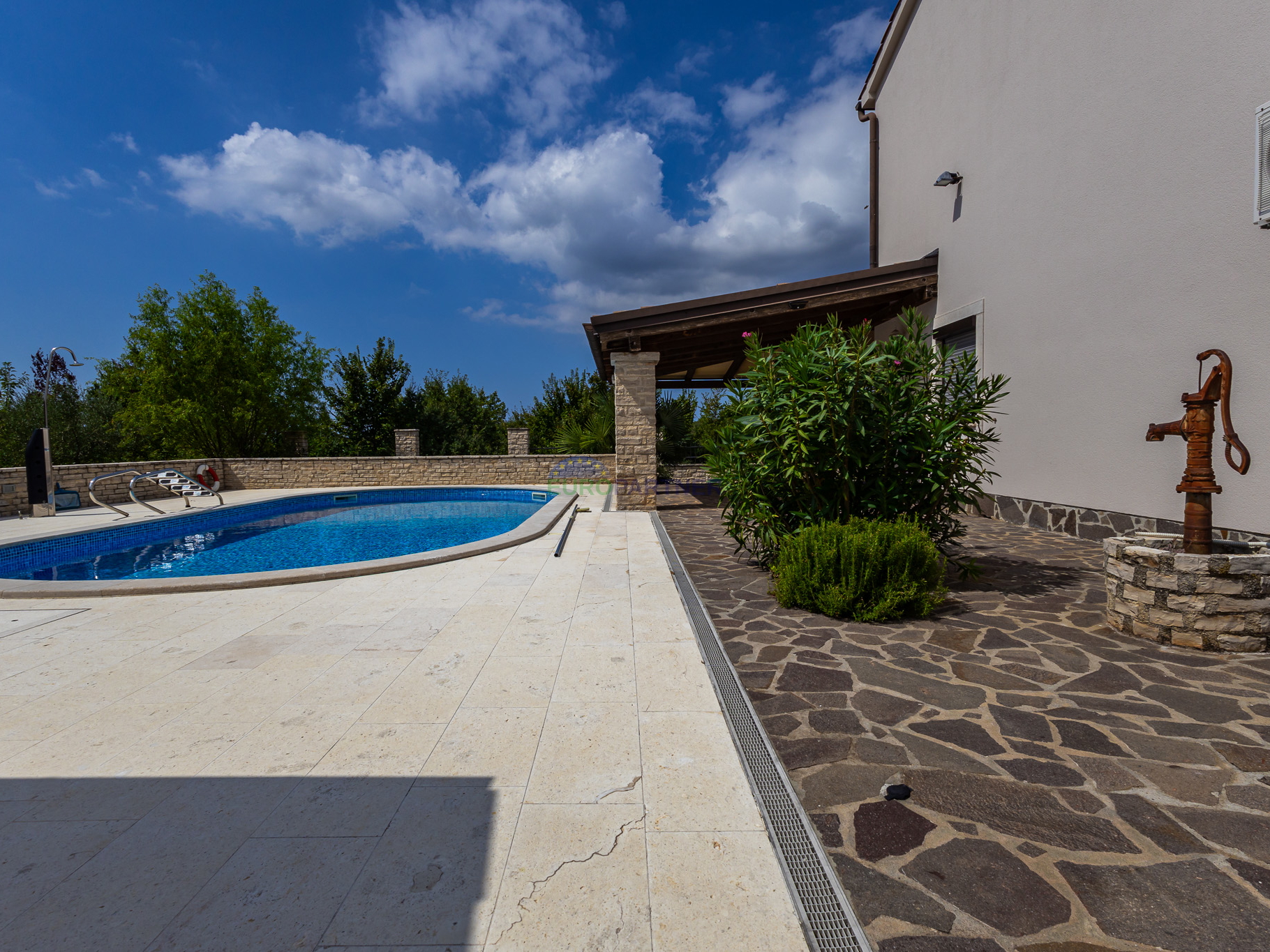 House with a swimming pool and large yard, 10 km from Poreč
