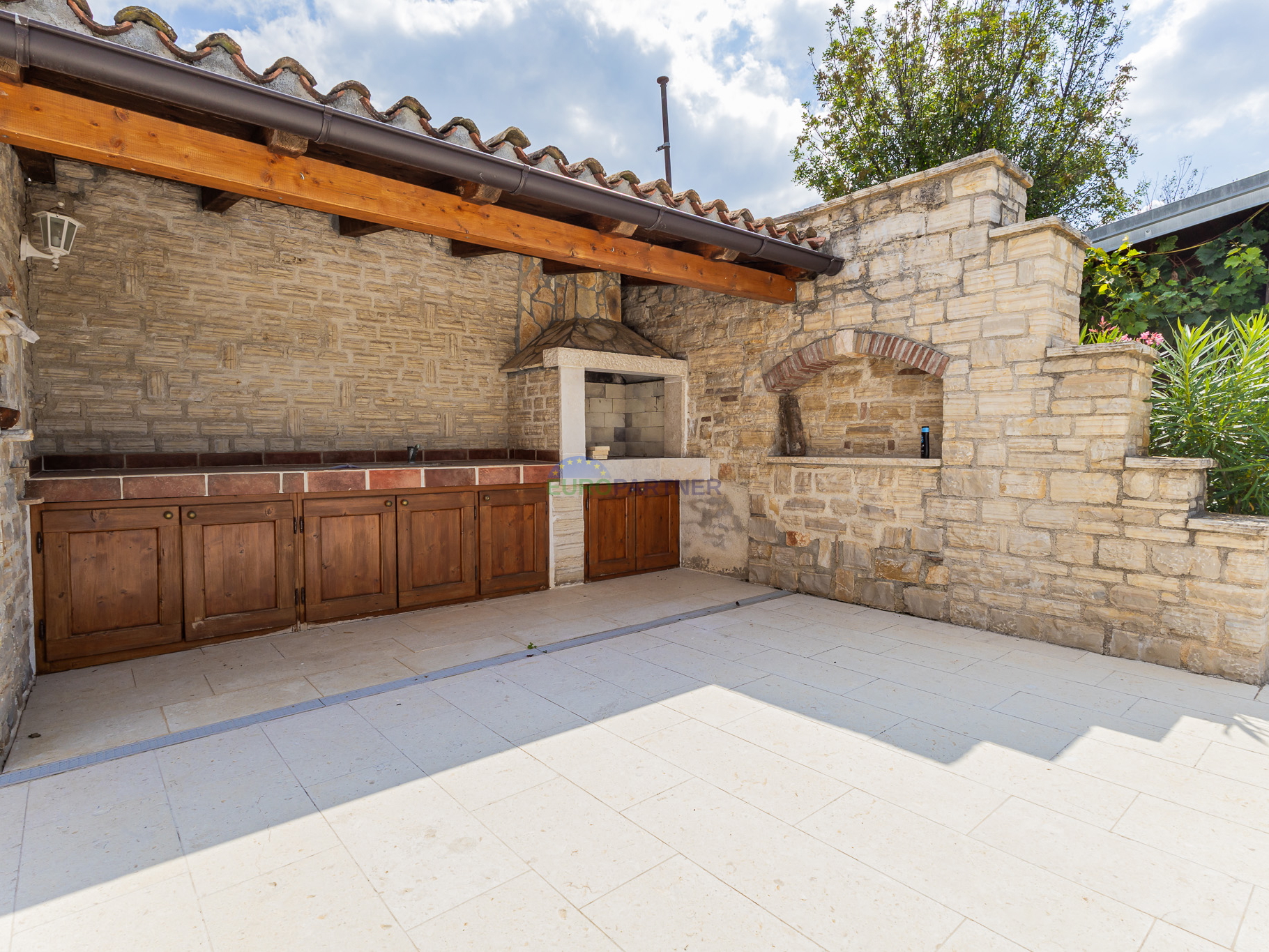 House with a swimming pool and large yard, 10 km from Poreč