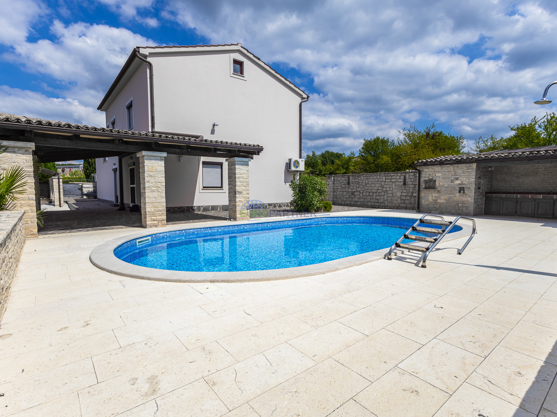 House with a swimming pool and large yard, 10 km from Poreč