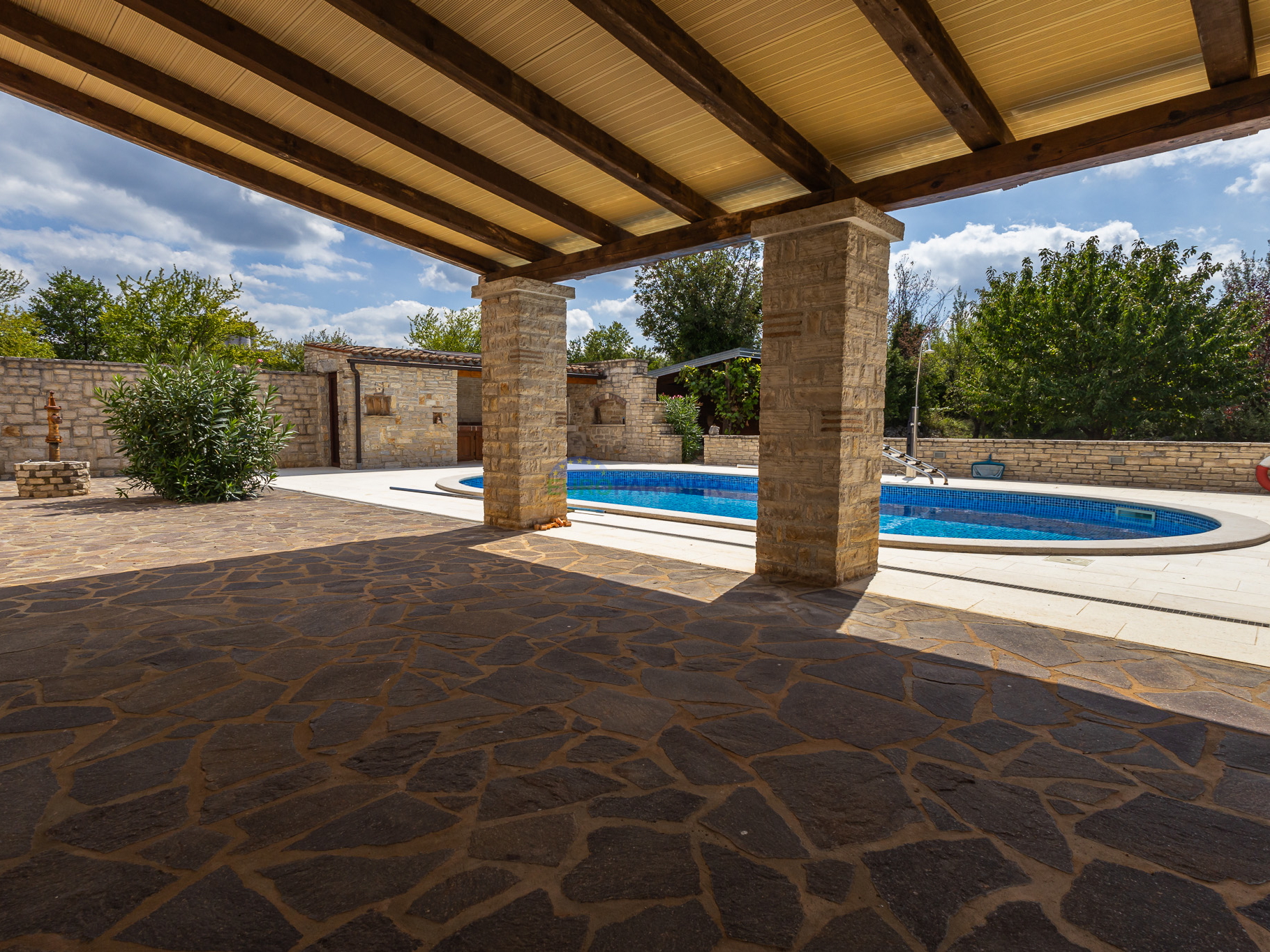 House with a swimming pool and large yard, 10 km from Poreč