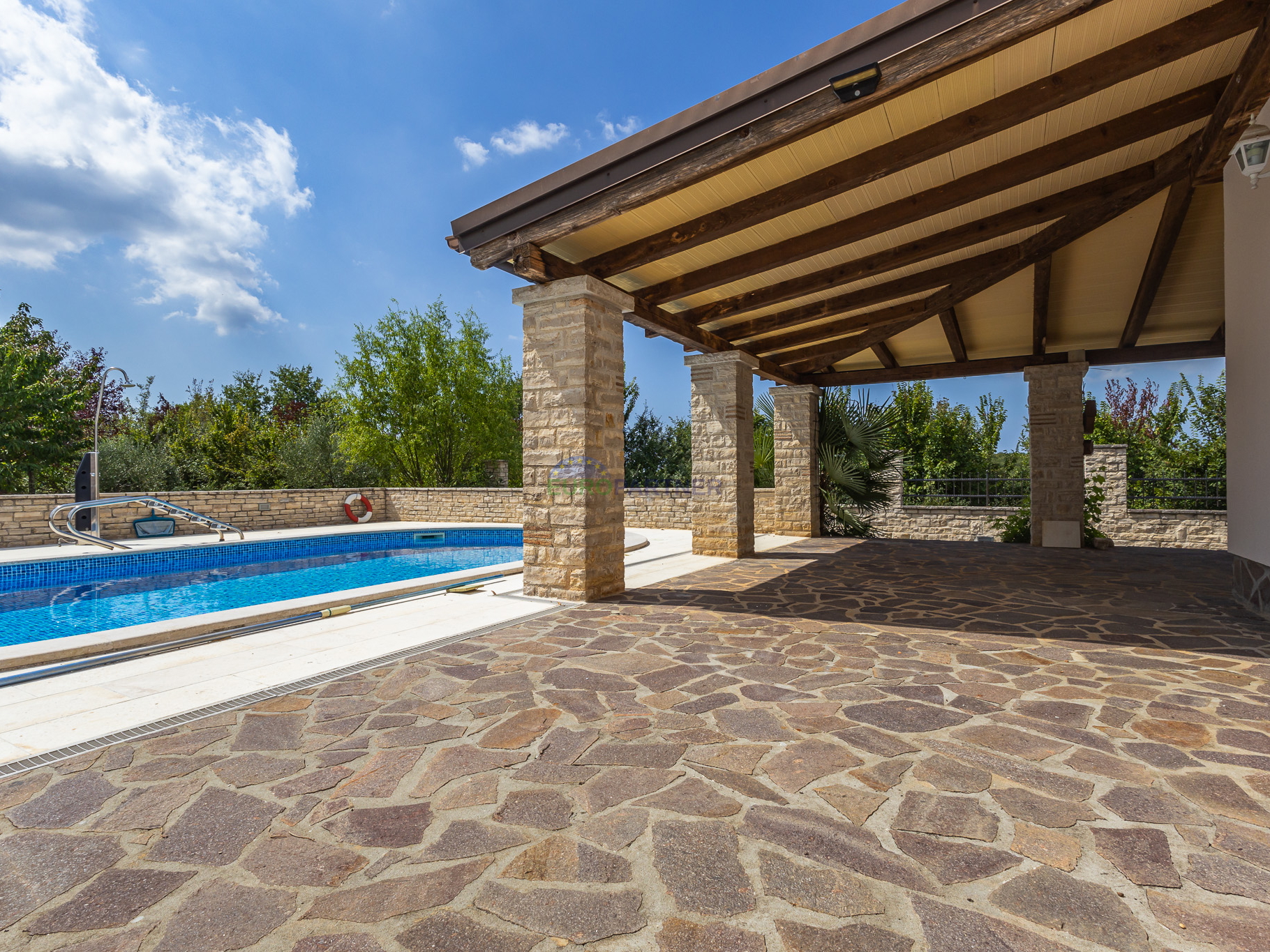 House with a swimming pool and large yard, 10 km from Poreč