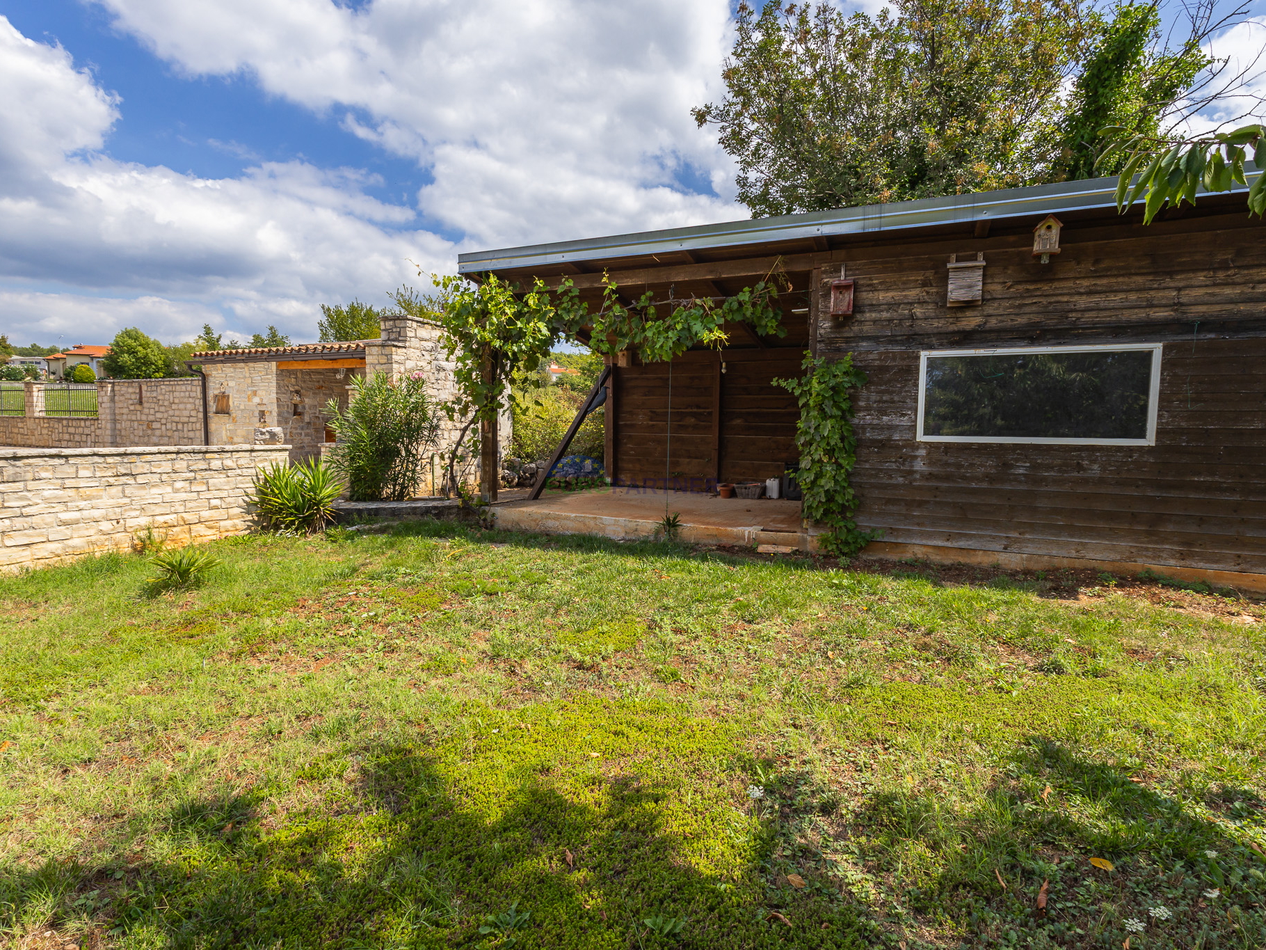 House with a swimming pool and large yard, 10 km from Poreč