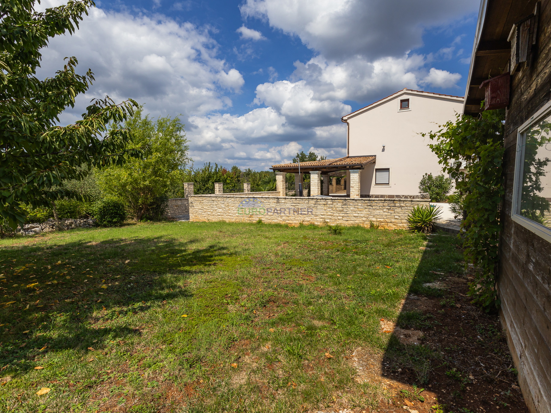 House with a swimming pool and large yard, 10 km from Poreč