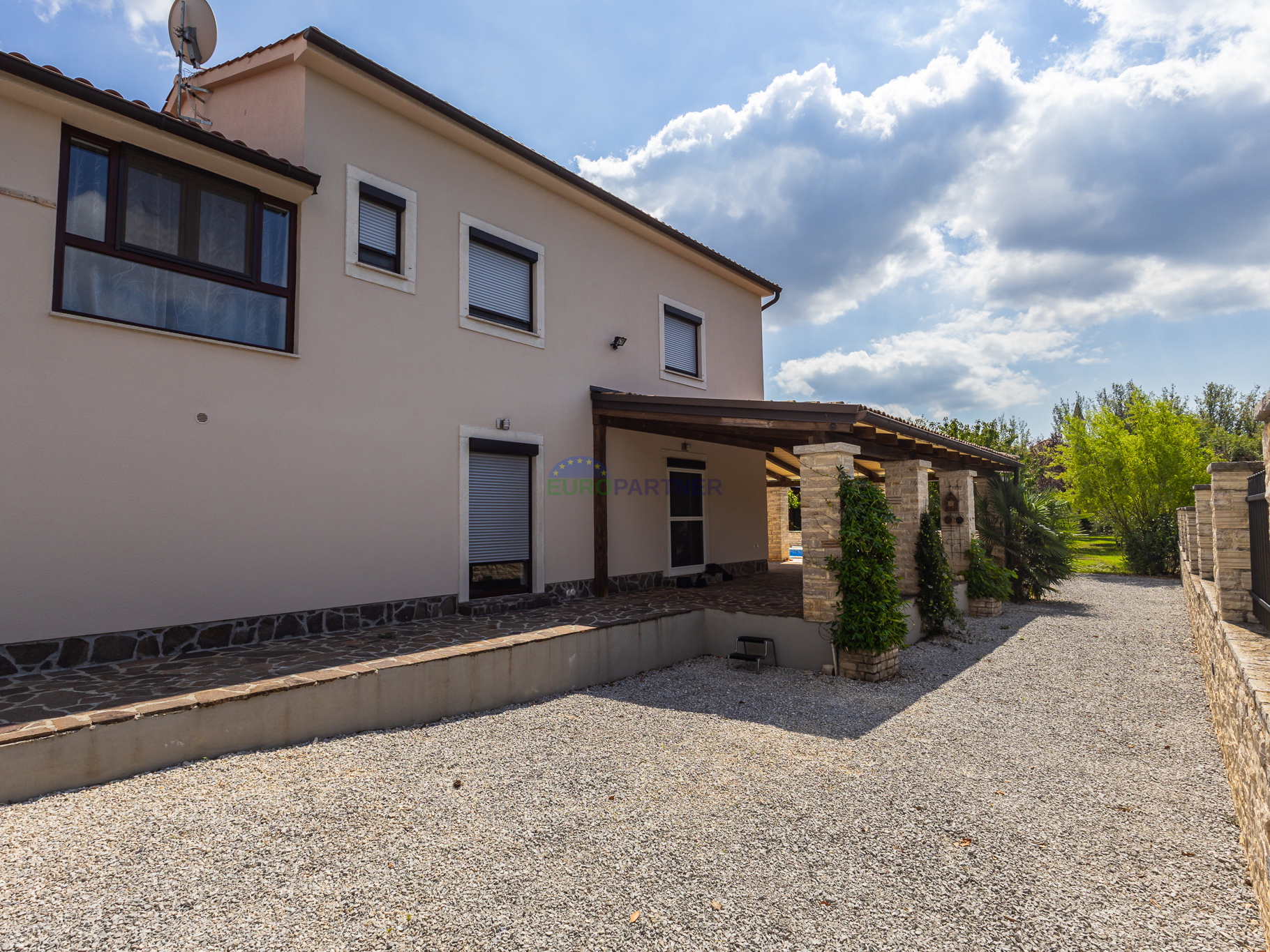 House with a swimming pool and large yard, 10 km from Poreč