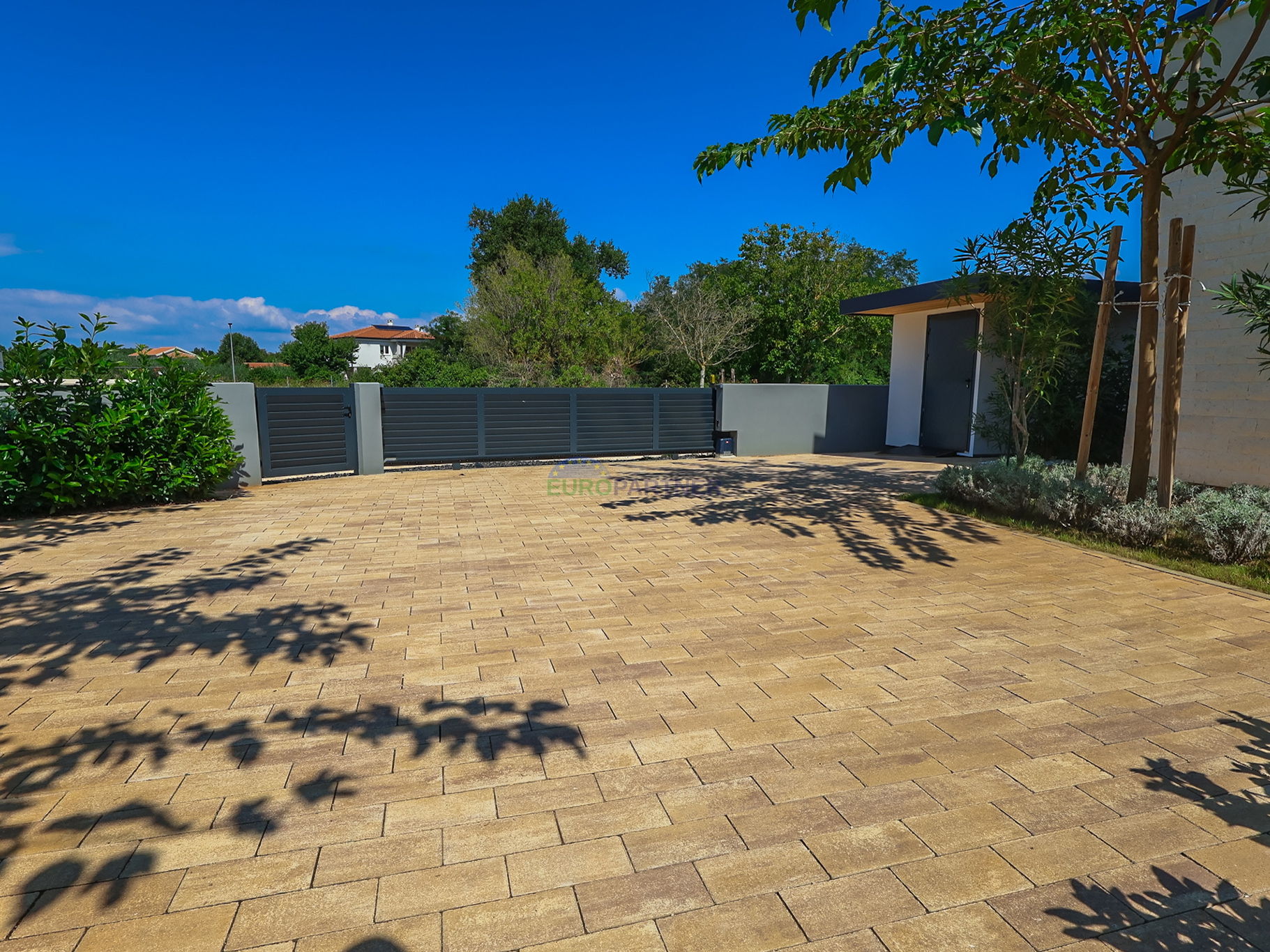 Elegantes modernes Doppelhaus mit Pool in Funtana