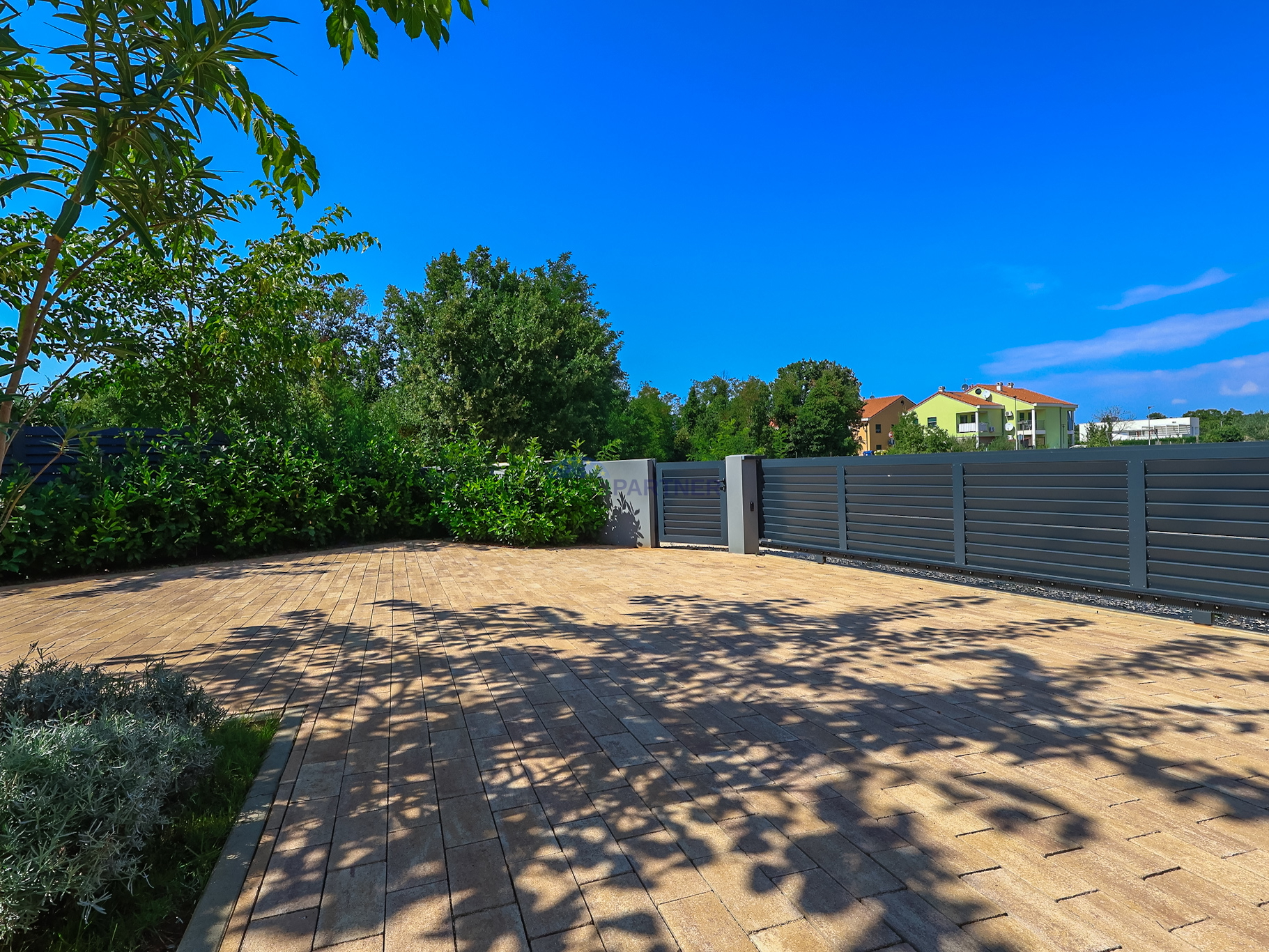Elegantes modernes Doppelhaus mit Pool in Funtana
