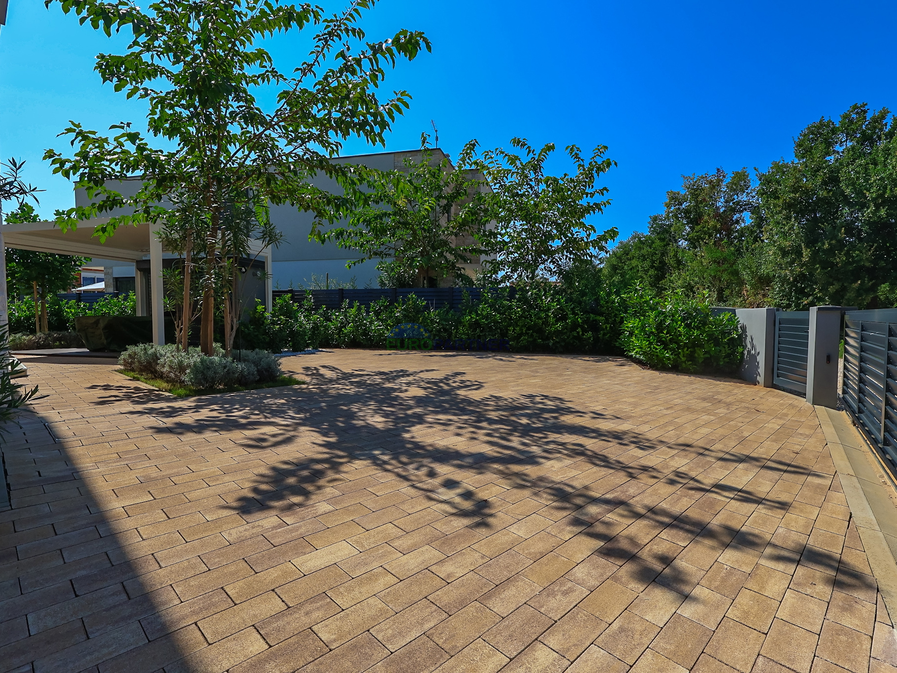 Elegantes modernes Doppelhaus mit Pool in Funtana