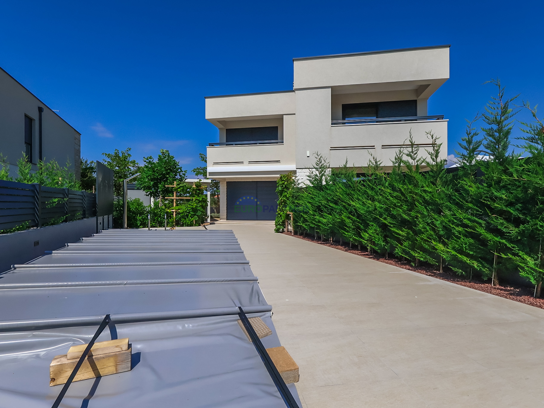 Elegantes modernes Doppelhaus mit Pool in Funtana