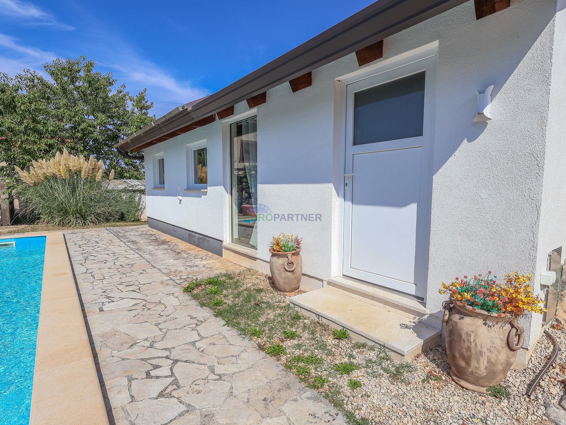 Single-story house with sea view, 10 km from Poreč