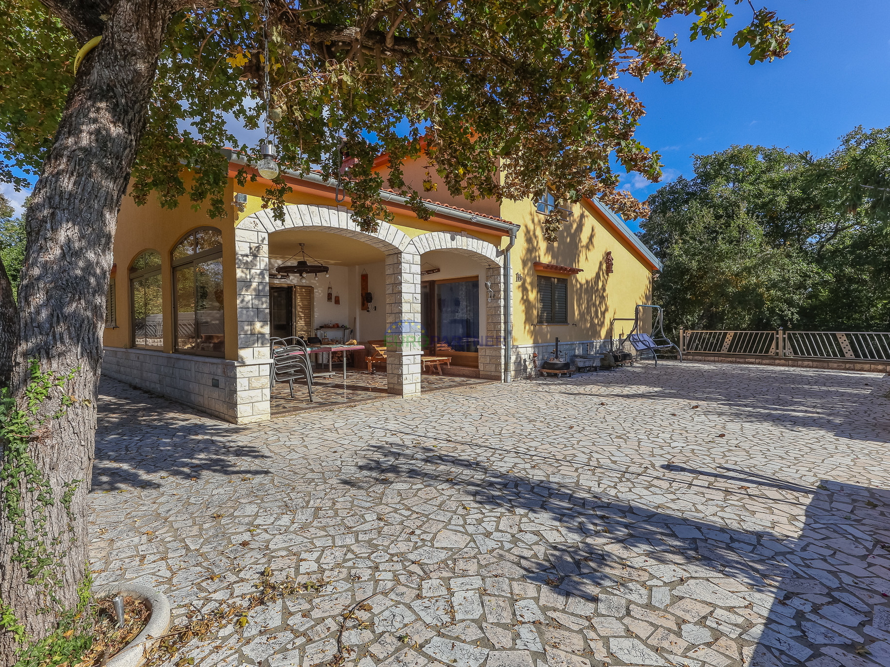 Samostojeća kuća sa 6600m2 vrta, Sveti Lovreč, Istra