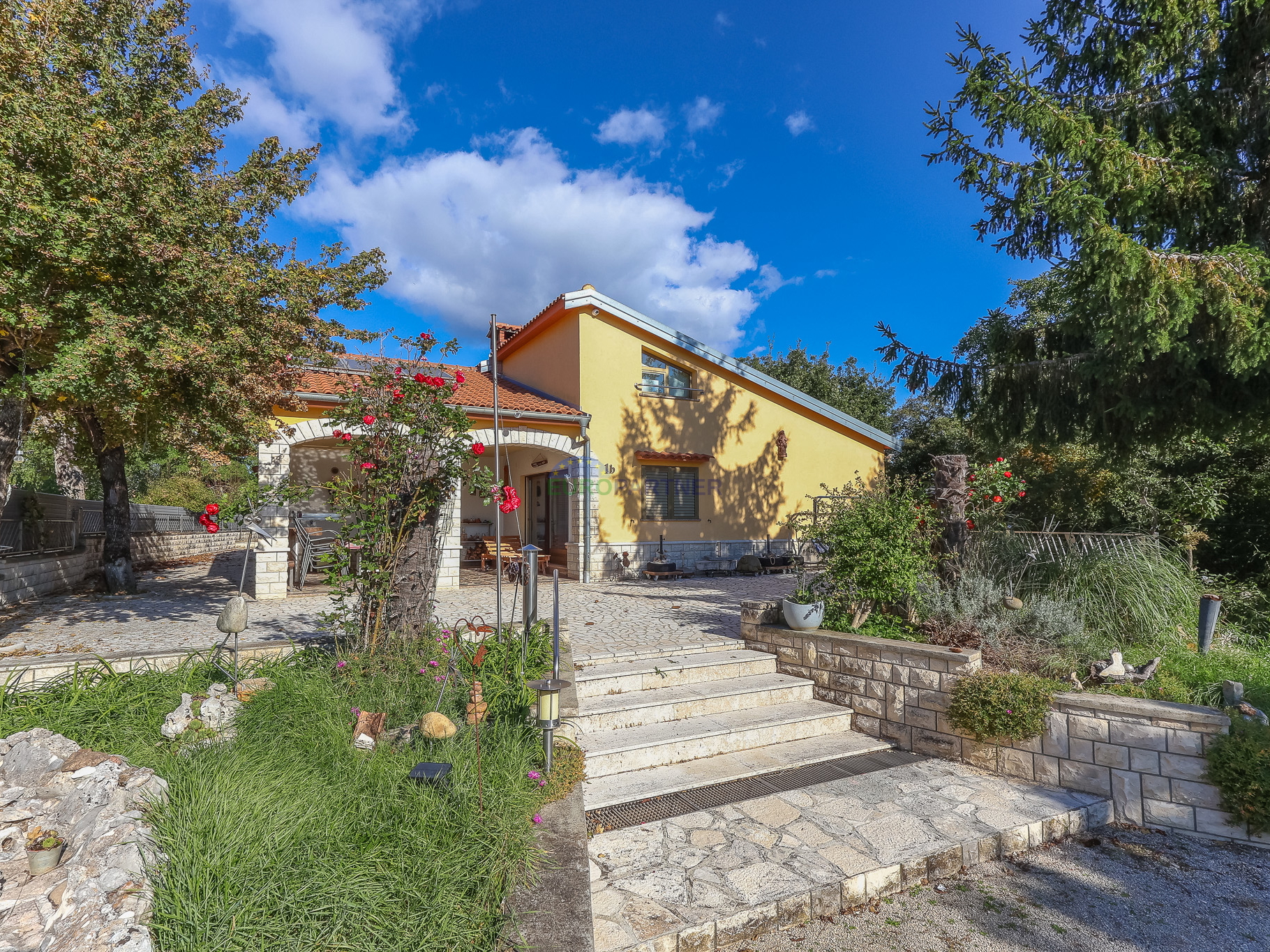 Samostojeća kuća sa 6600m2 vrta, Sveti Lovreč, Istra