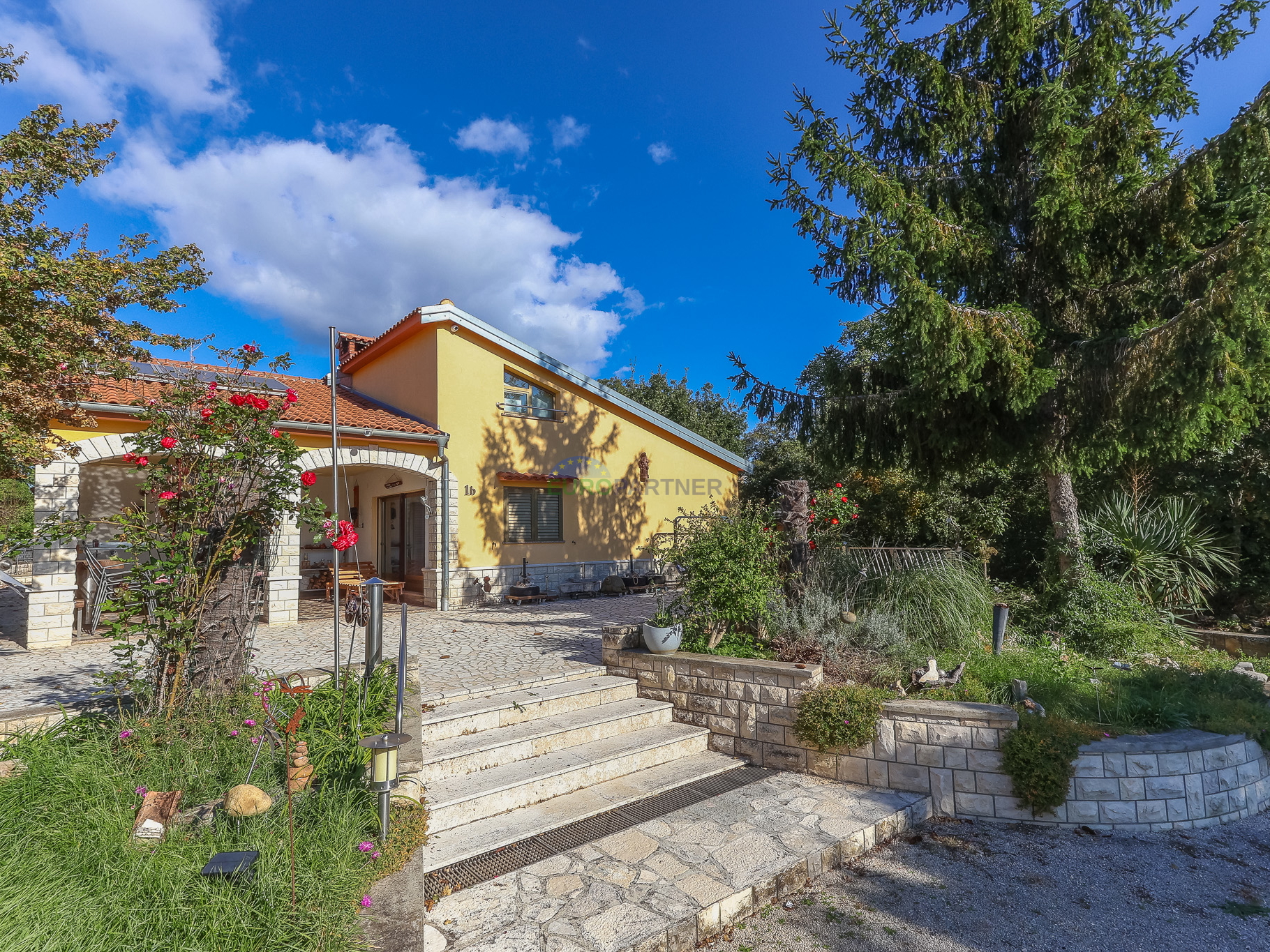 Samostojeća kuća sa 6600m2 vrta, Sveti Lovreč, Istra