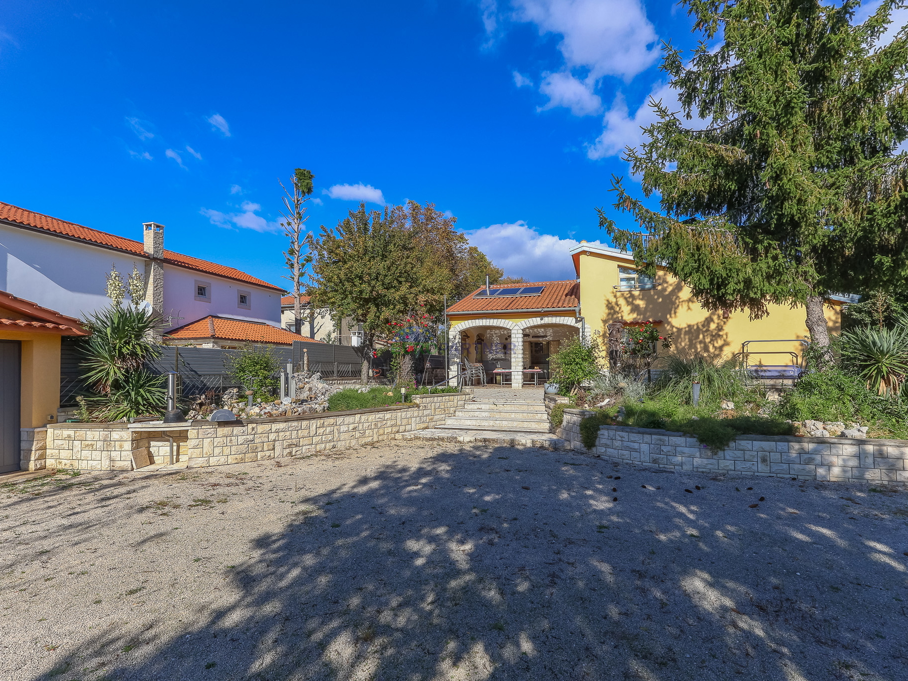 Samostojeća kuća sa 6600m2 vrta, Sveti Lovreč, Istra