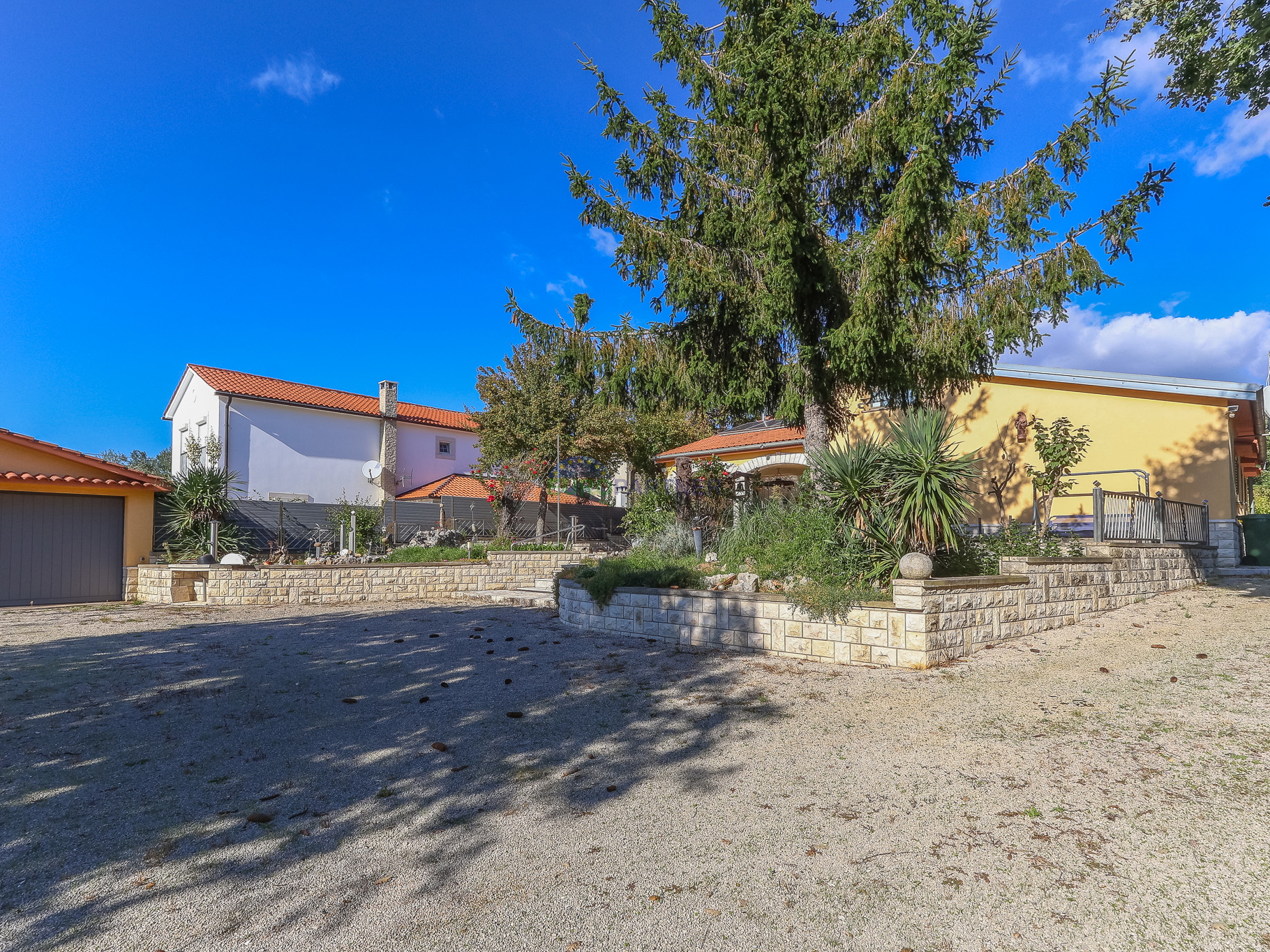 Samostojeća kuća sa 6600m2 vrta, Sveti Lovreč, Istra
