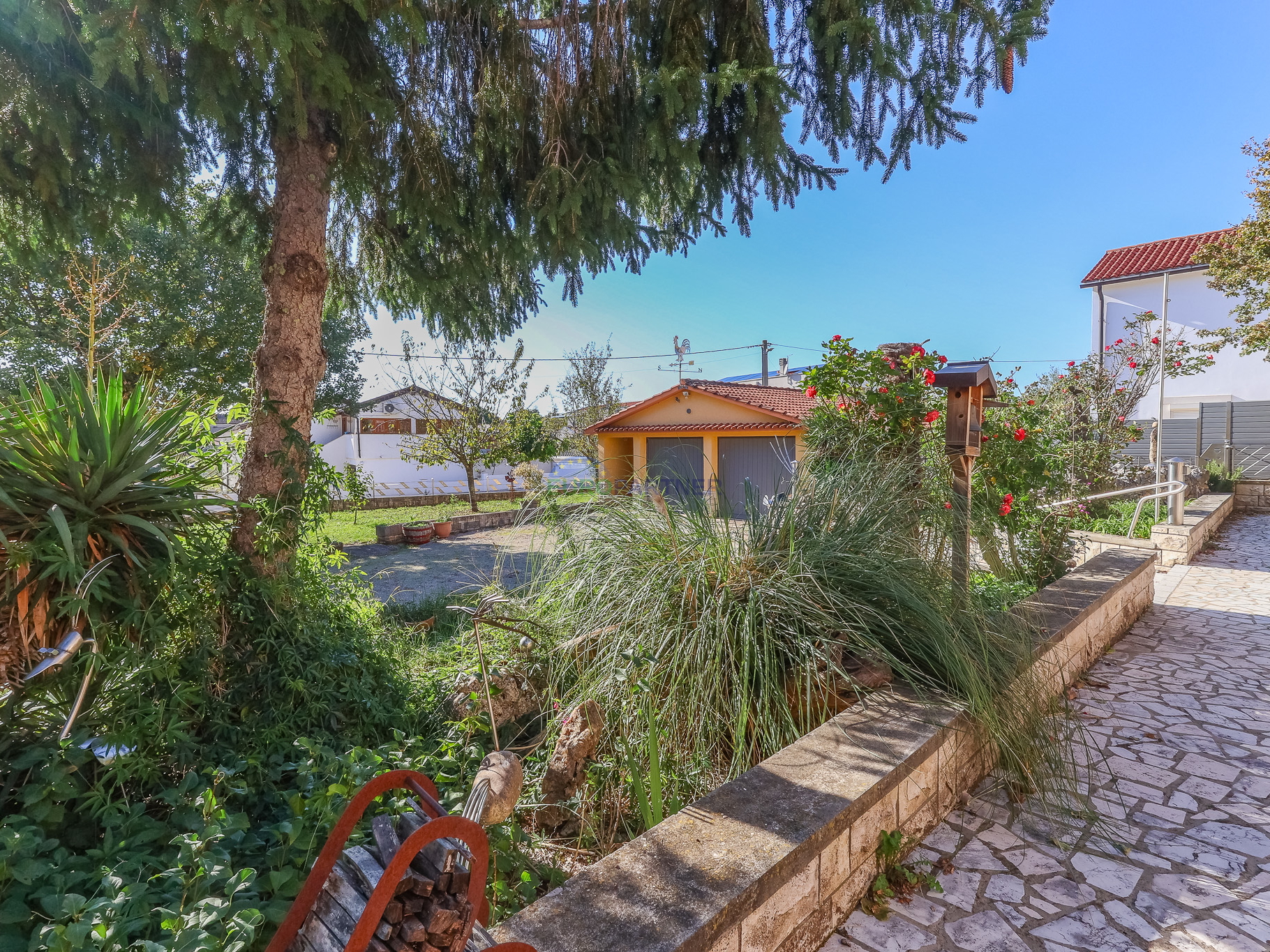 Samostojeća kuća sa 6600m2 vrta, Sveti Lovreč, Istra