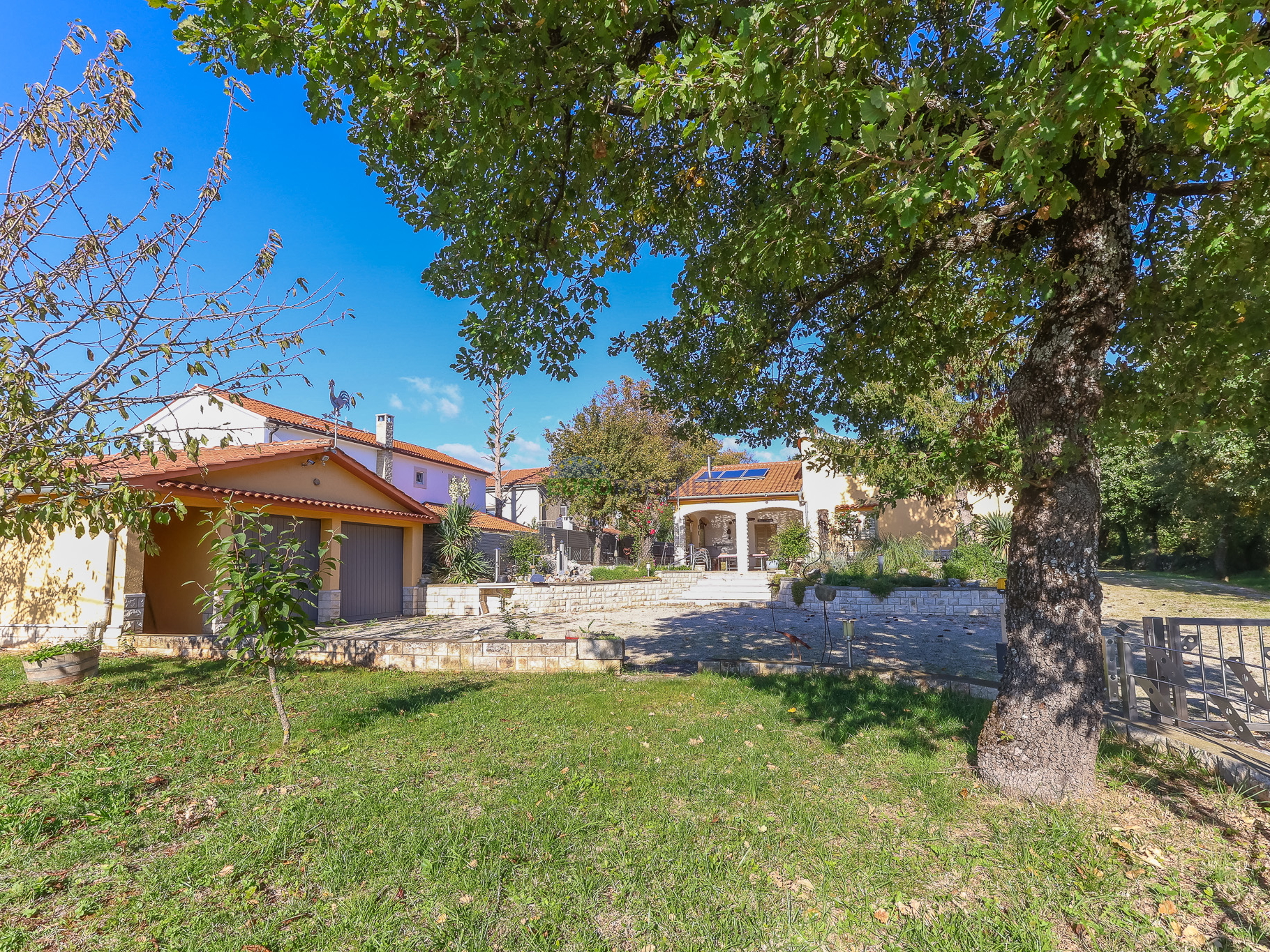Samostojeća kuća sa 6600m2 vrta, Sveti Lovreč, Istra
