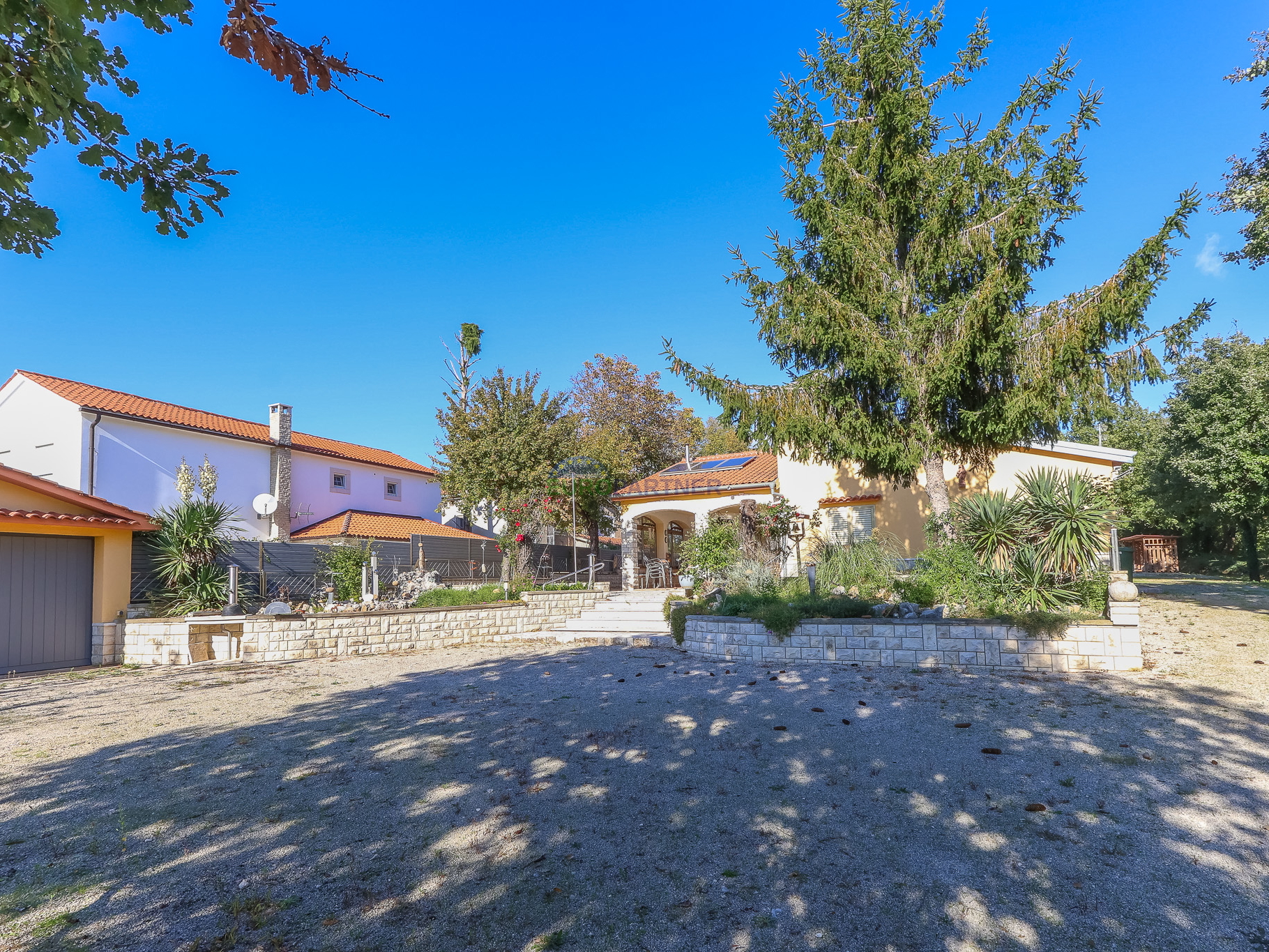 Samostojeća kuća sa 6600m2 vrta, Sveti Lovreč, Istra