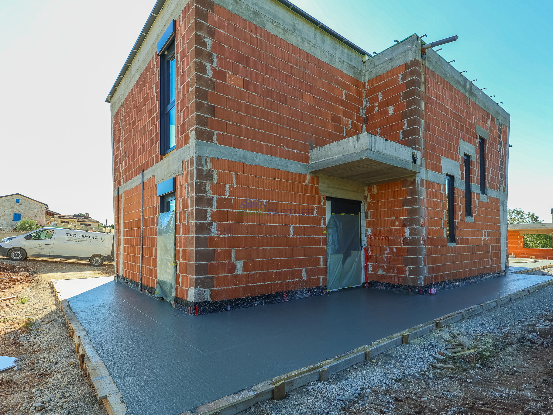 "Villa Black Beauty" attende il suo nuovo proprietario, realizzata con il metodo di costruzione "chiavi in ​​mano".