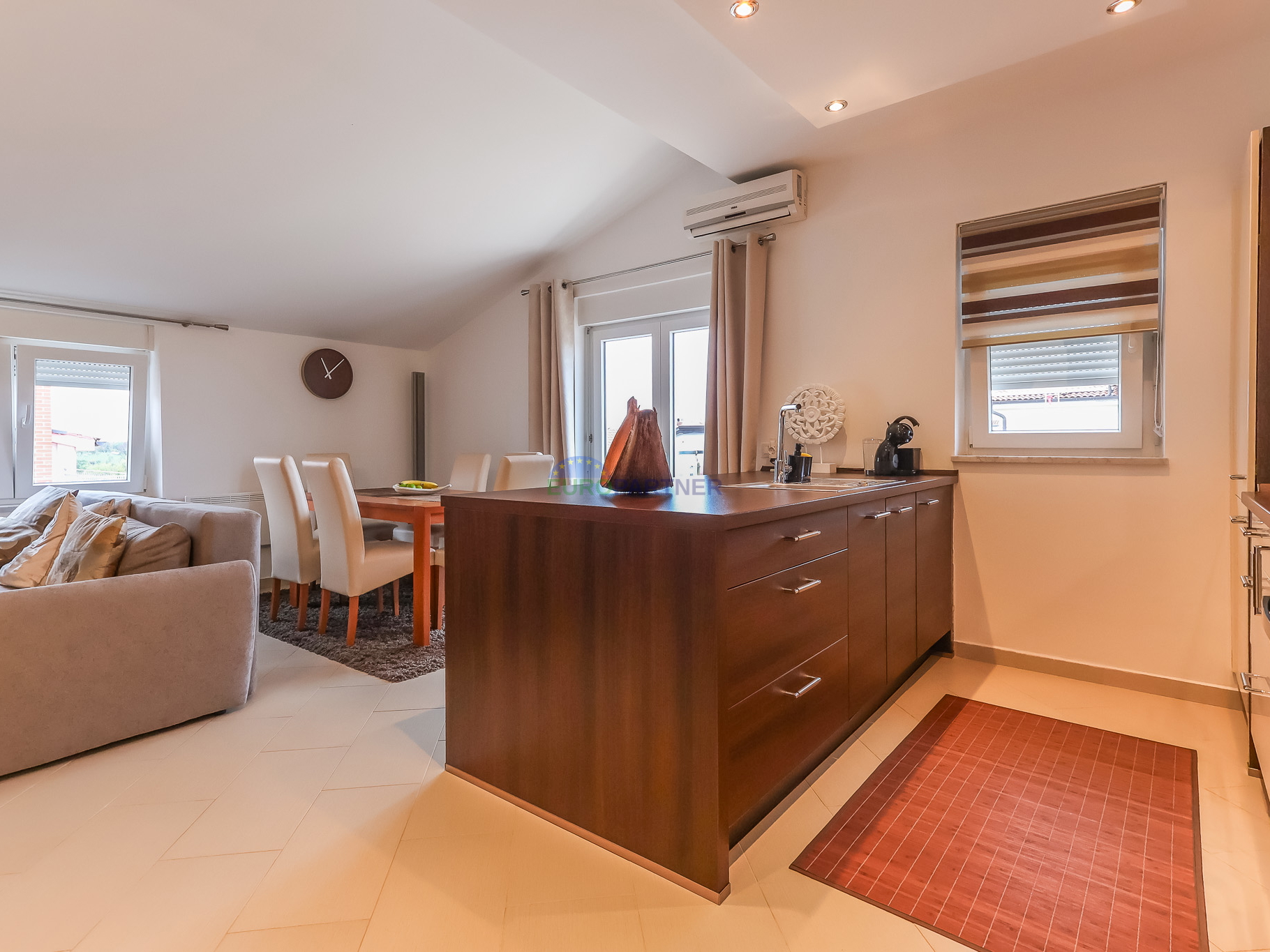 Poreč, moderno opremljen 3-sobni stan + zemljište 85m2  -samo 2,5 km od mora