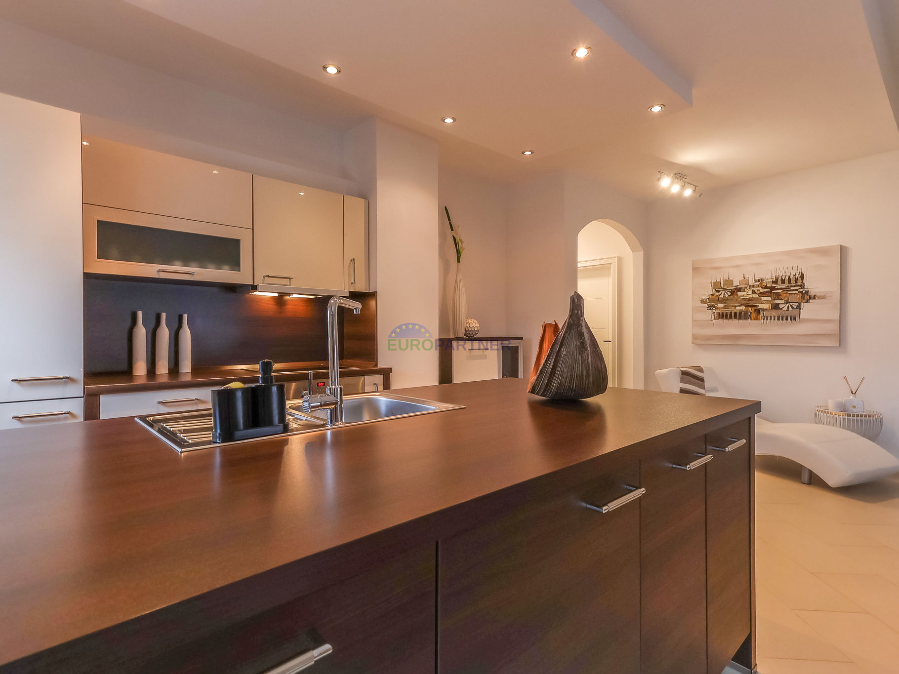 Poreč, moderno opremljen 3-sobni stan + zemljište 85m2  -samo 2,5 km od mora