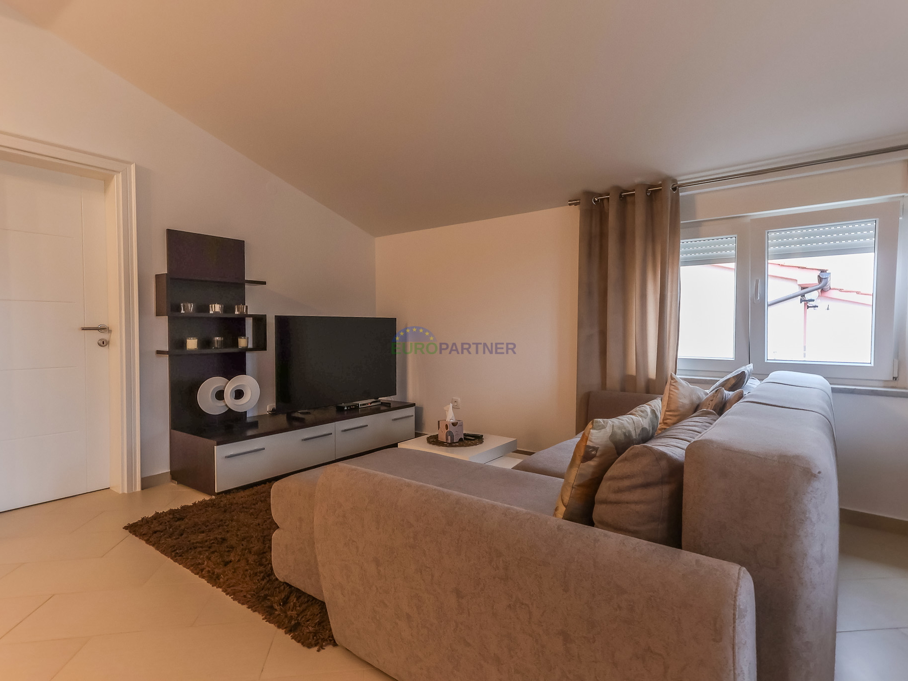 Poreč, moderno opremljen 3-sobni stan + zemljište 85m2  -samo 2,5 km od mora