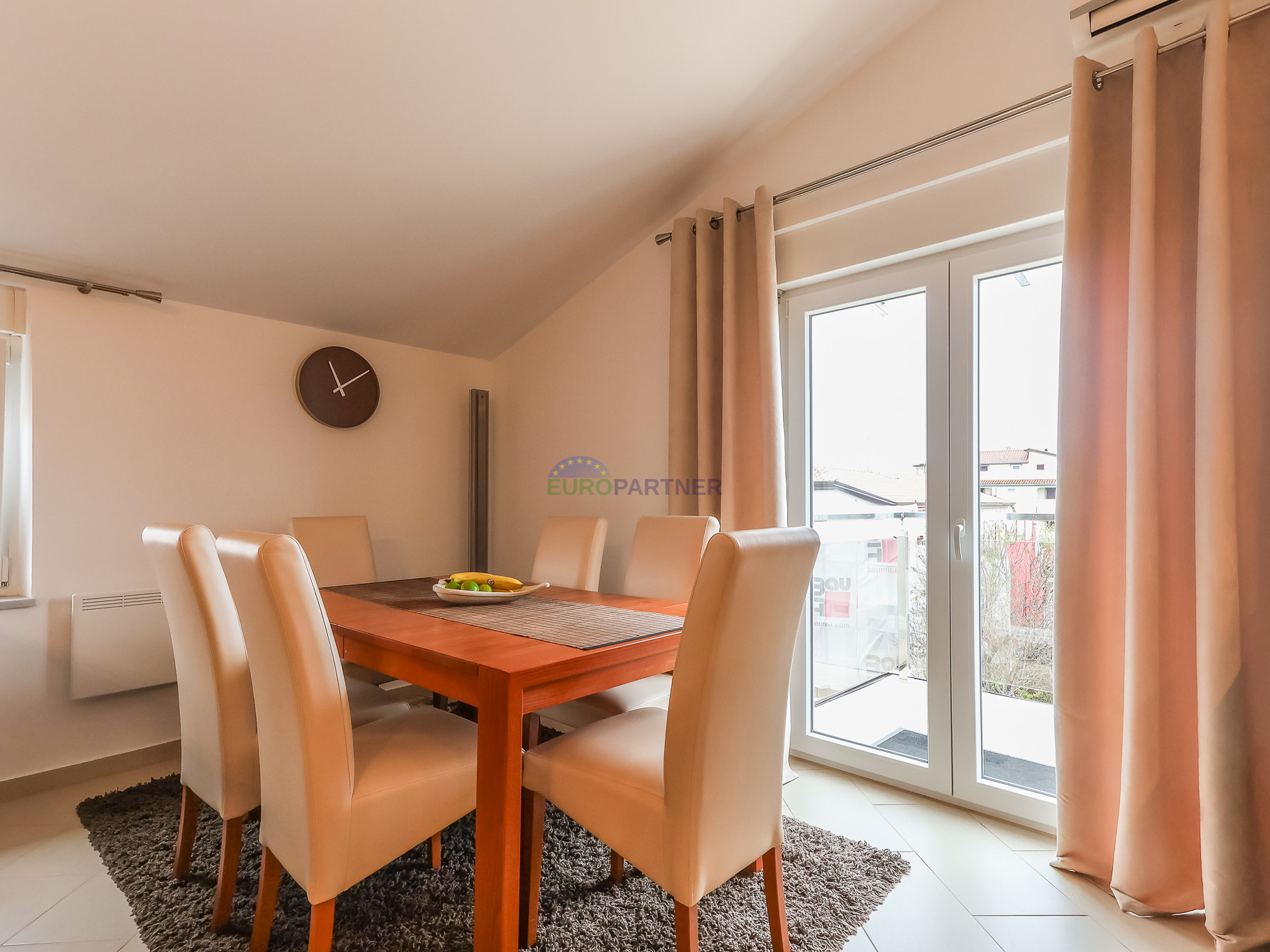 Poreč, moderno opremljen 3-sobni stan + zemljište 85m2  -samo 2,5 km od mora