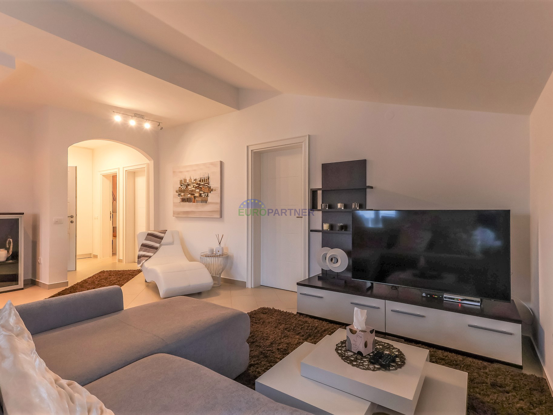 Poreč, moderno opremljen 3-sobni stan + zemljište 85m2  -samo 2,5 km od mora