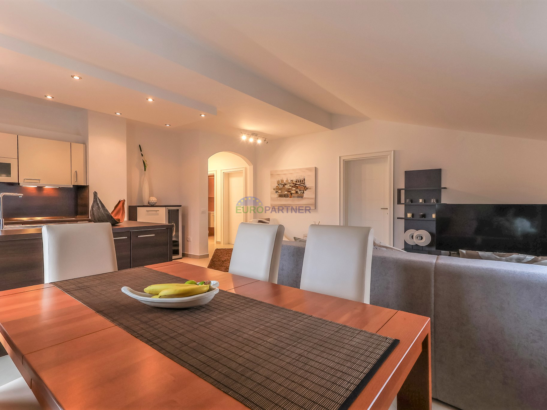 Poreč, moderno opremljen 3-sobni stan + zemljište 85m2  -samo 2,5 km od mora