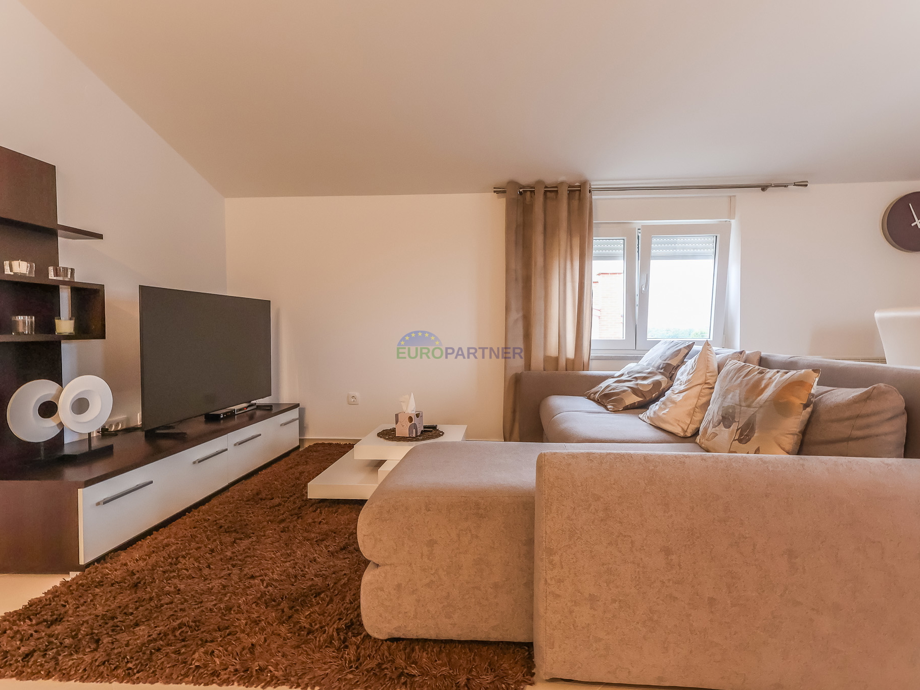 Poreč, moderno opremljen 3-sobni stan + zemljište 85m2  -samo 2,5 km od mora