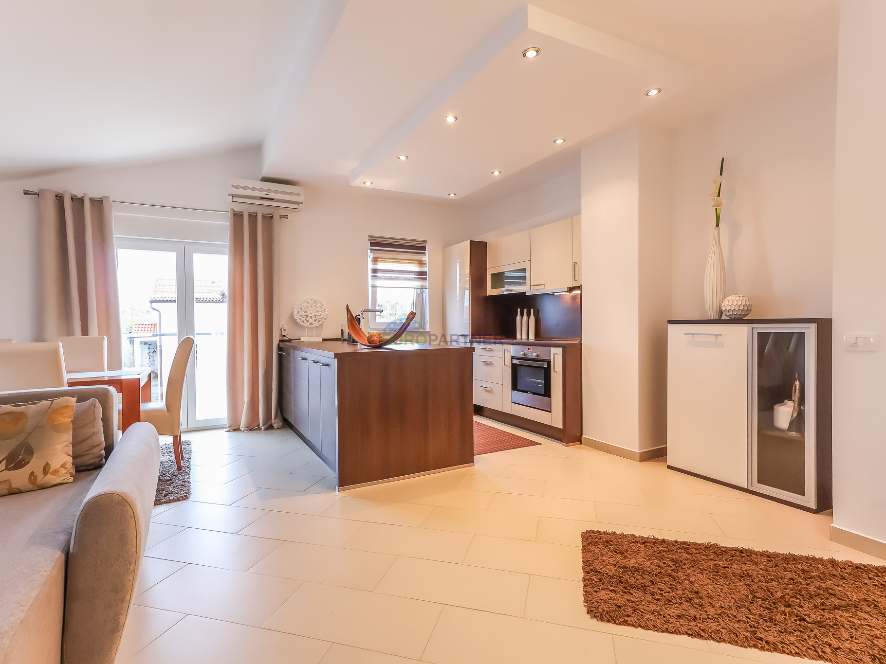 Poreč, moderno opremljen 3-sobni stan + zemljište 85m2  -samo 2,5 km od mora