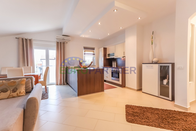 Poreč, moderno opremljen 3-sobni stan + zemljište 85m2  -samo 2,5 km od mora