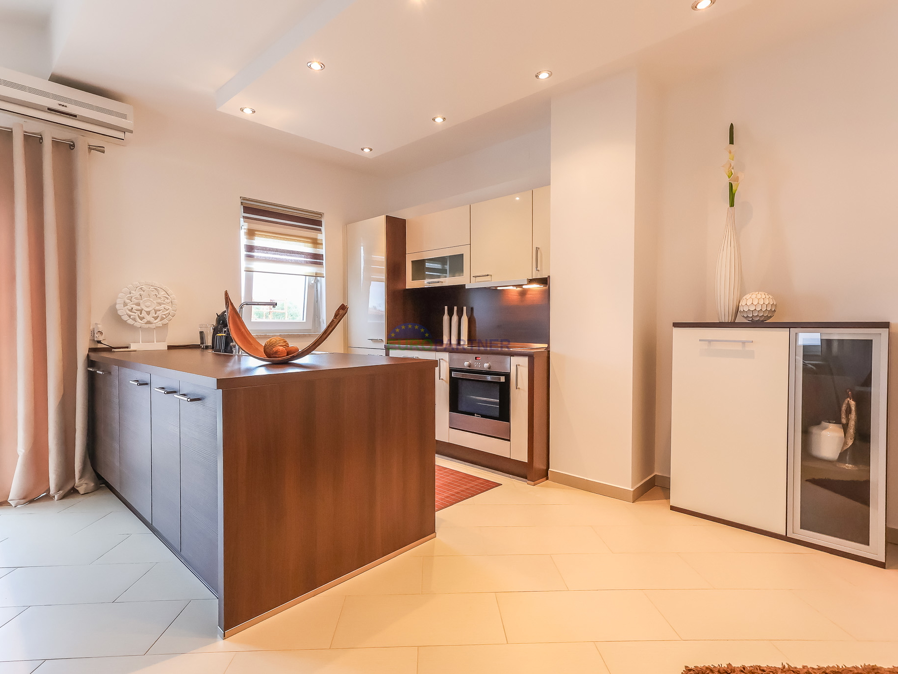 Poreč, moderno opremljen 3-sobni stan + zemljište 85m2  -samo 2,5 km od mora