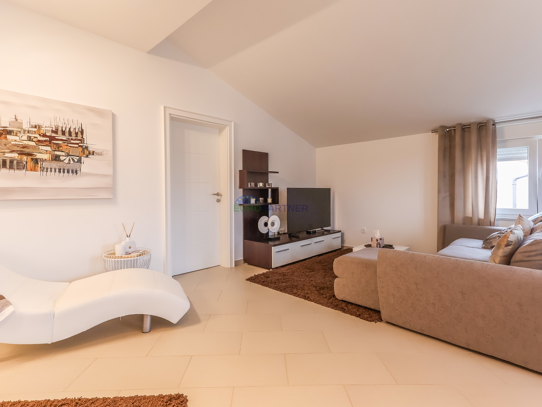 Poreč, moderno opremljen 3-sobni stan + zemljište 85m2  -samo 2,5 km od mora