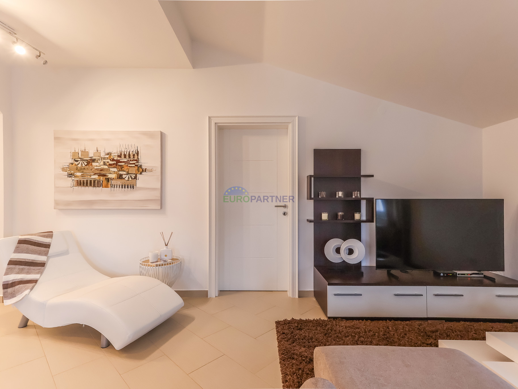 Poreč, moderno opremljen 3-sobni stan + zemljište 85m2  -samo 2,5 km od mora