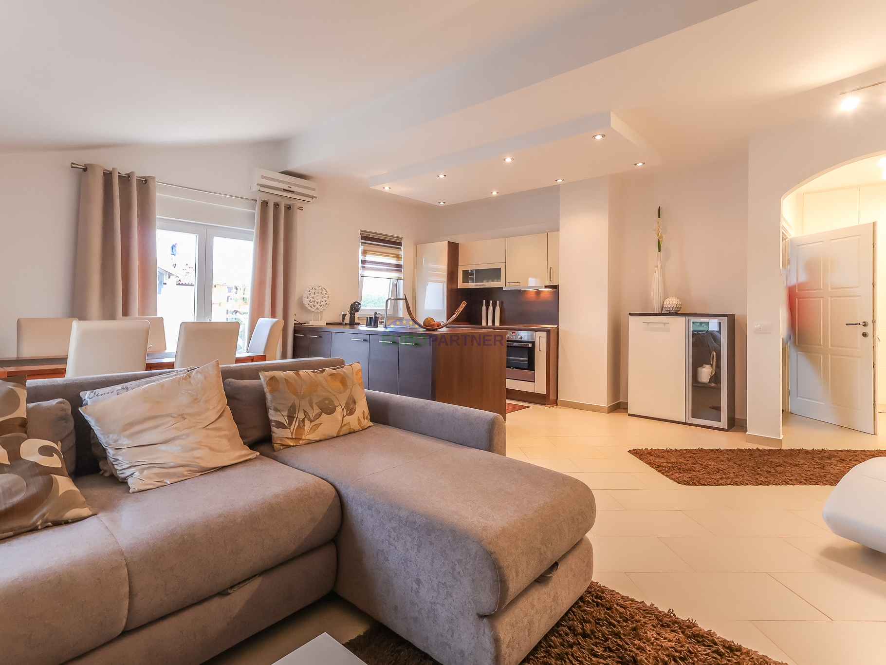 Poreč, moderno opremljen 3-sobni stan + zemljište 85m2  -samo 2,5 km od mora