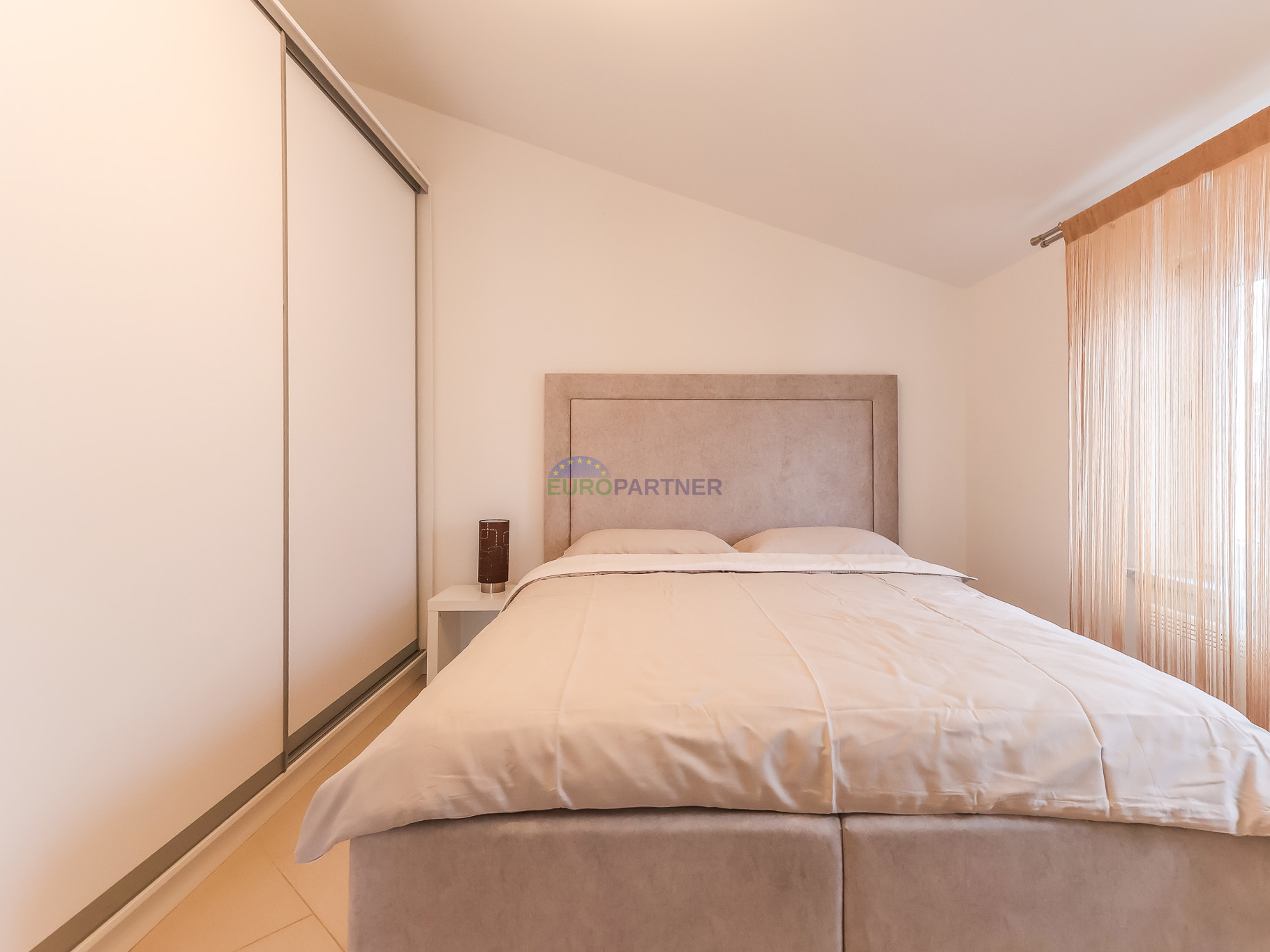 Poreč, moderno opremljen 3-sobni stan + zemljište 85m2  -samo 2,5 km od mora