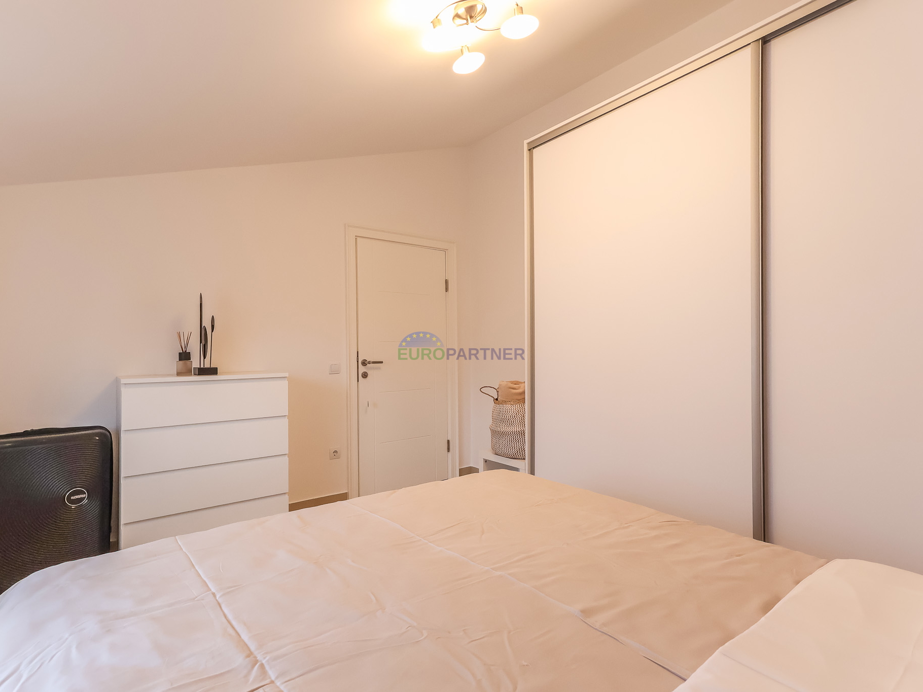 Poreč, moderno opremljen 3-sobni stan + zemljište 85m2  -samo 2,5 km od mora